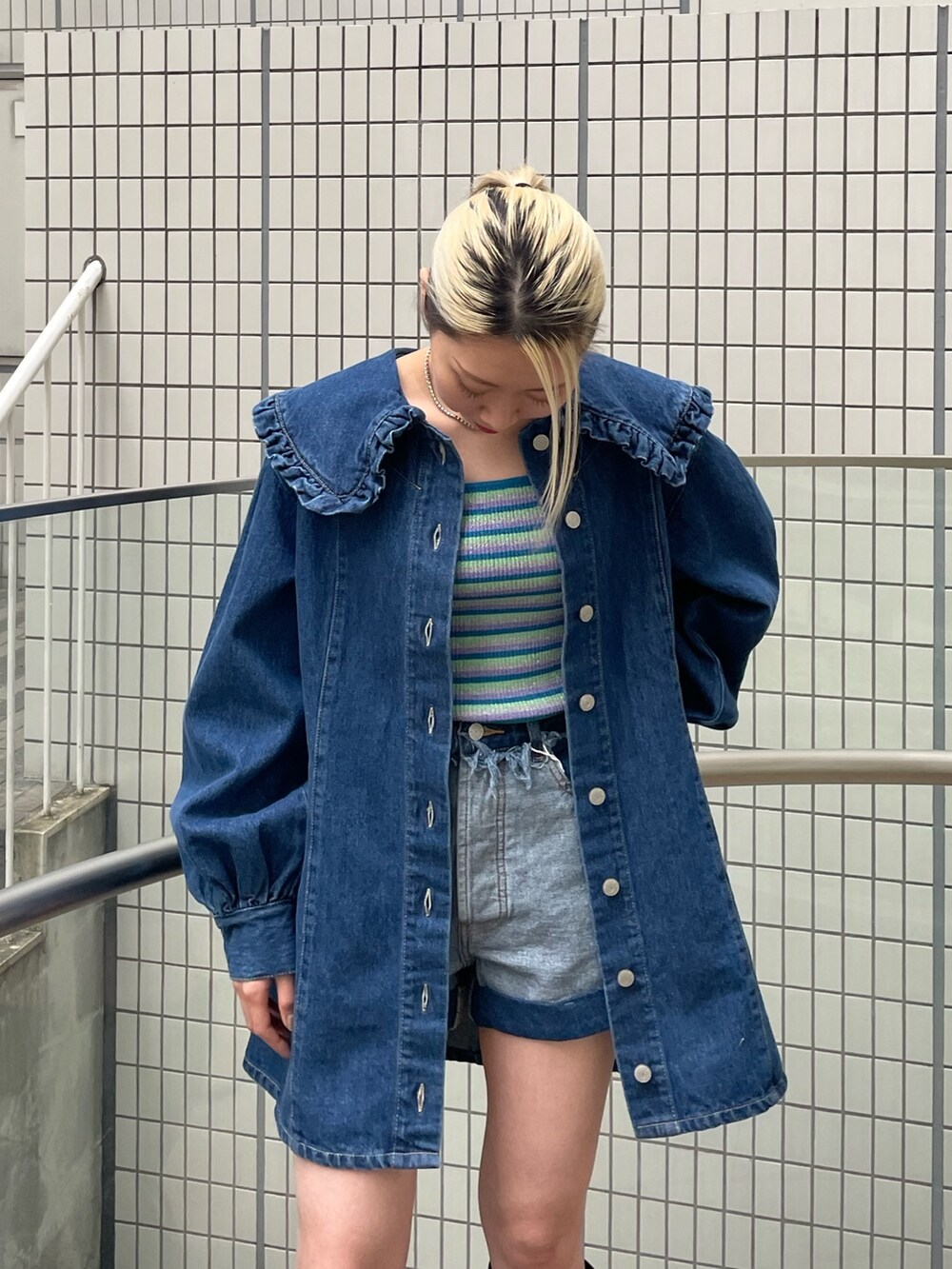 ブルー系のワンピース、ブルー系のキャミソール、ブルー系のデニムパンツを着用したレディースの春コーディネートの6枚目の写真