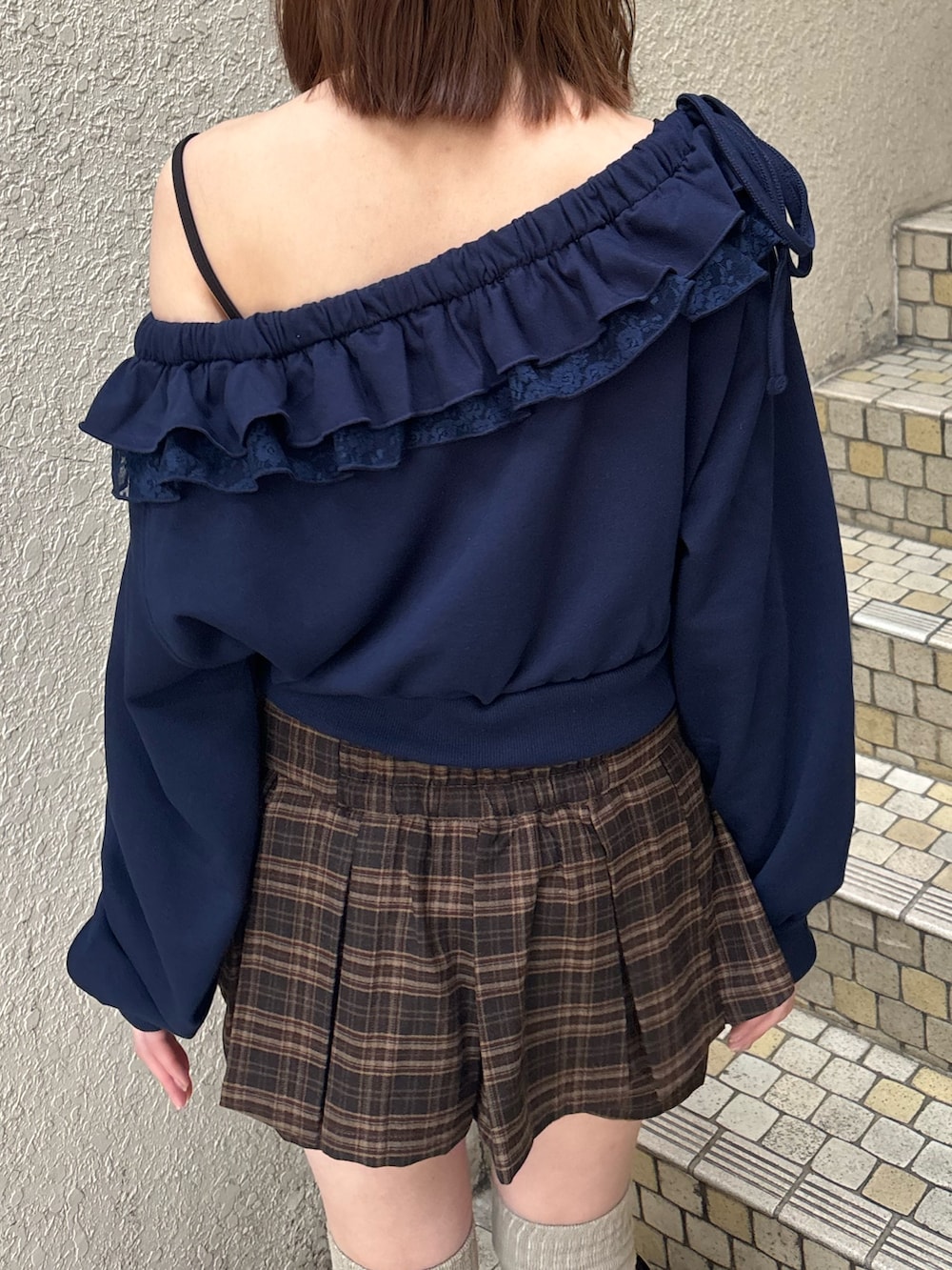 グレー系のスウェット、ブルー系のスカート、ブラック系のブーツを着用したレディースの冬コーディネートの7枚目の写真