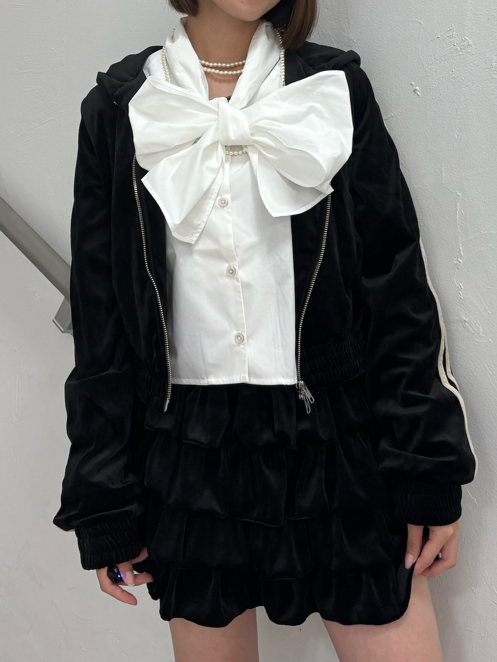 ブラック系のスカート、ブラック系のパーカー、ホワイト系のシャツ/ブラウスを着用したレディースの秋コーディネートの8枚目の写真