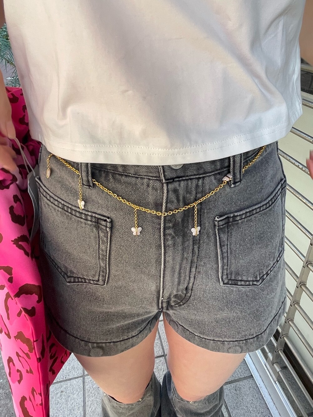 ホワイト系のタンクトップ、ブラック系のデニムパンツ、ピンク系のトートバッグを着用したレディースの春コーディネートの10枚目の写真