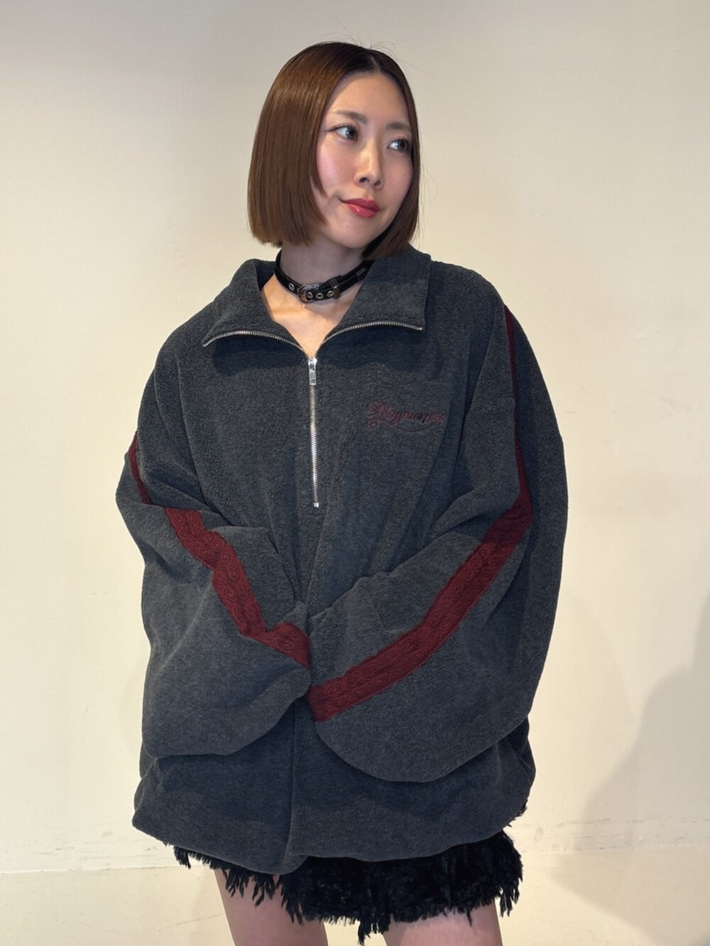 ブラック系のスカート、グレー系のTシャツ/カットソーを着用したレディースの夏コーディネートの6枚目の写真