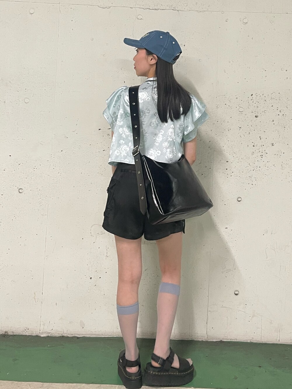 ブラック系のその他パンツ、ブラック系のショルダーバッグ、ブルー系のキャミソールを着用したレディースの春コーディネートの4枚目の写真