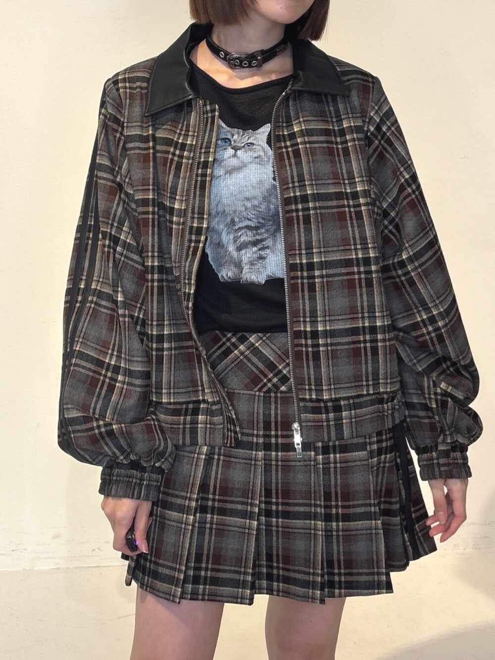 ブラック系のTシャツ/カットソー、レッド系のスカート、レッド系のブルゾンを着用したレディースの夏コーディネートの6枚目の写真
