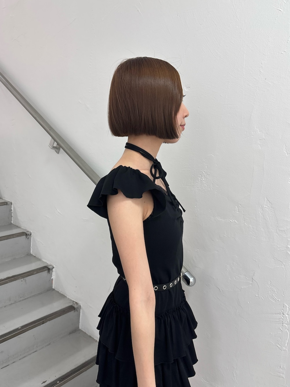 ブラック系のワンピース、ブルー系のブーツ、ブラック系のベルトを着用したレディースの夏コーディネートの6枚目の写真