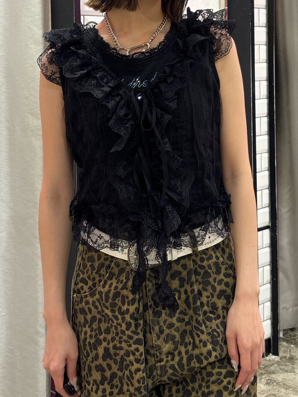 ブラウン系のその他パンツ、ブラック系のベスト、ブラック系のタンクトップを着用したレディースの夏コーディネートの7枚目の写真