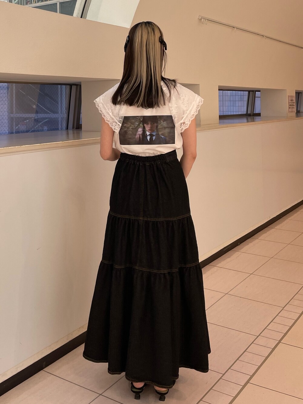 ブラック系のワンピース、ホワイト系のTシャツ/カットソー、ブラック系のパンプスを着用したレディースの春コーディネートの4枚目の写真