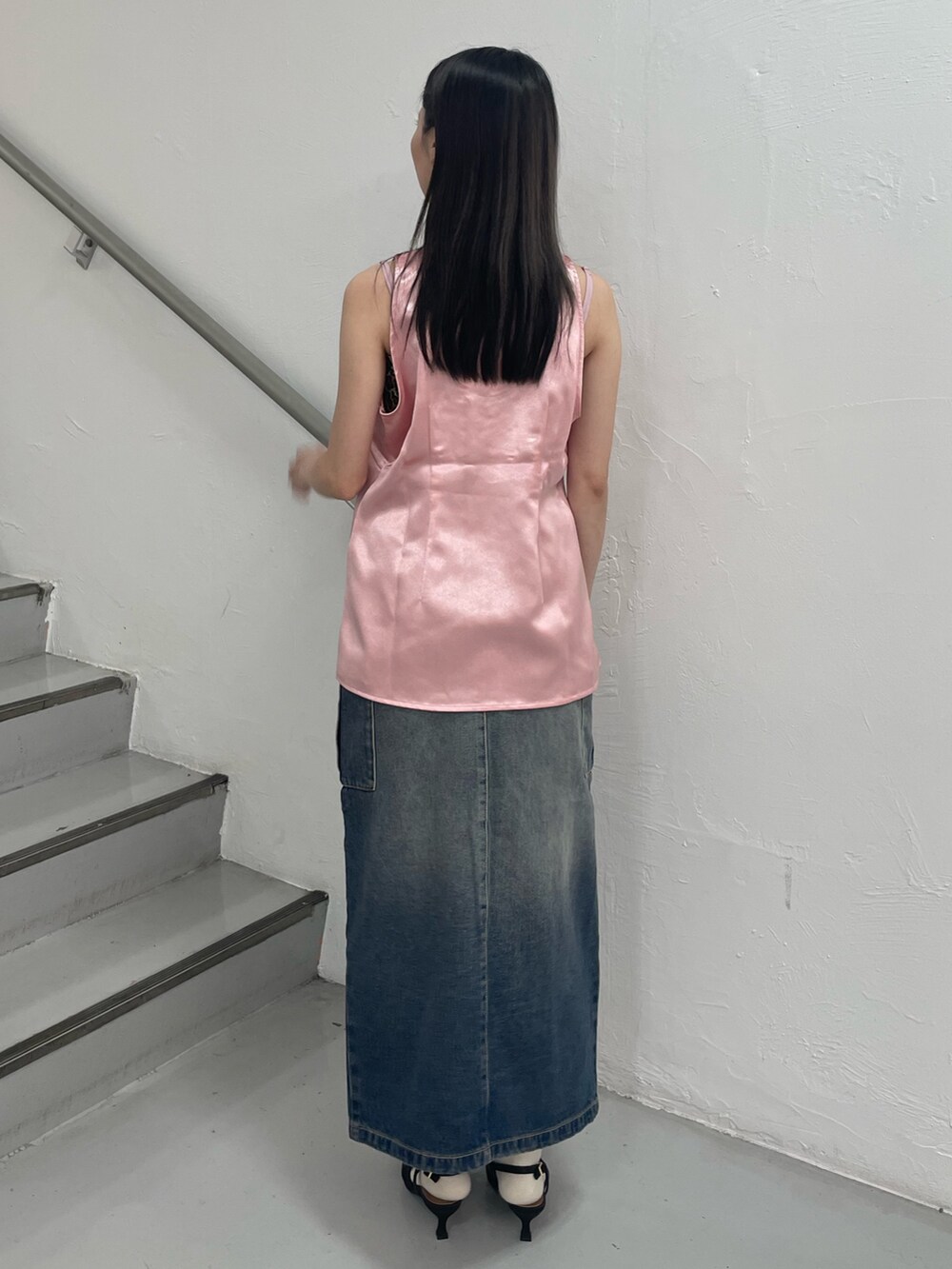 ブルー系のデニムスカート、ブラウン系のキャミソール、ピンク系のシャツ/ブラウスを着用したレディースの夏コーディネートの4枚目の写真