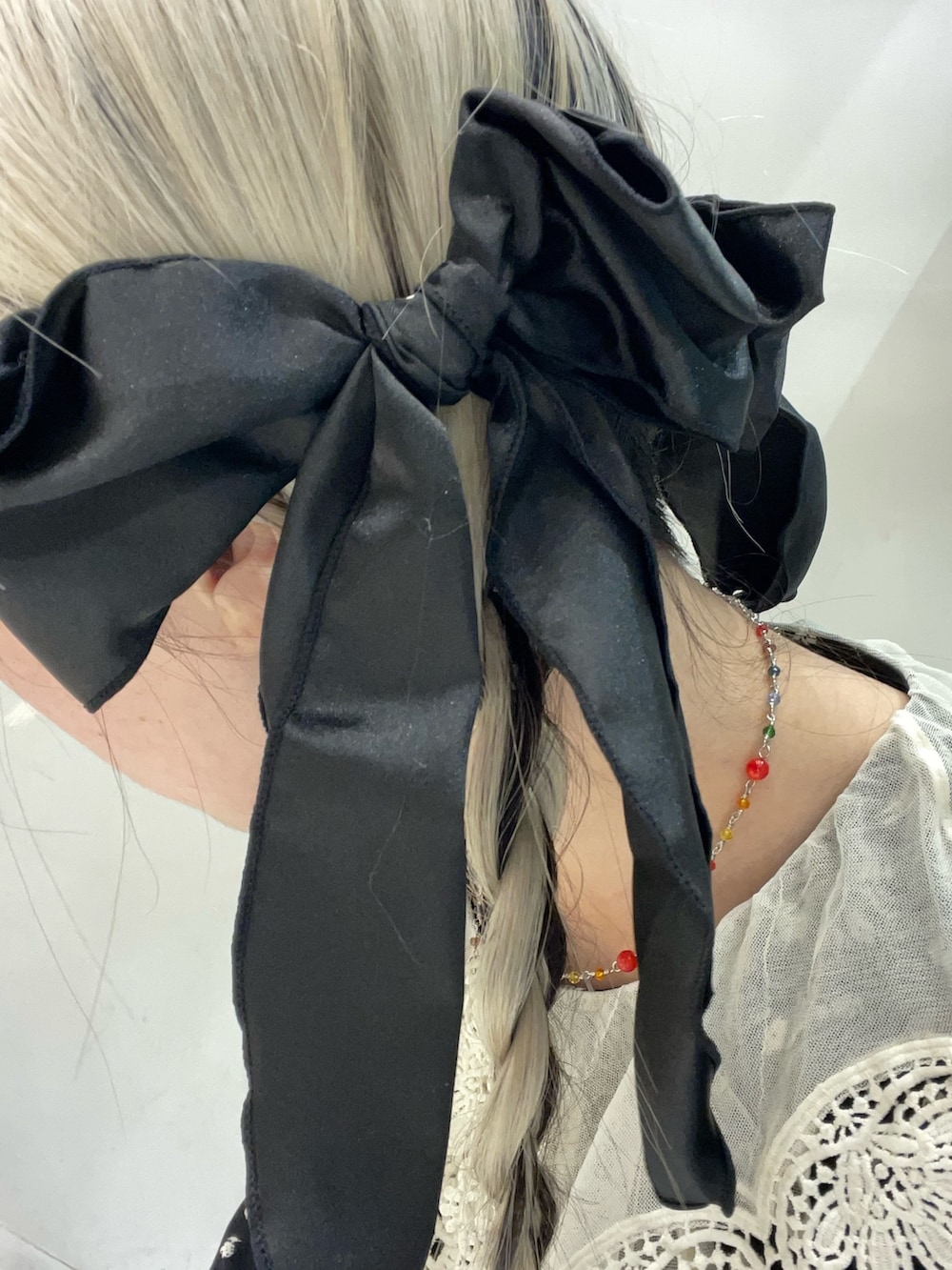 ブラック系のワンピース、シルバー系のネックレス、ブラック系のバレッタ/ヘアクリップを着用したレディースの秋コーディネートの8枚目の写真