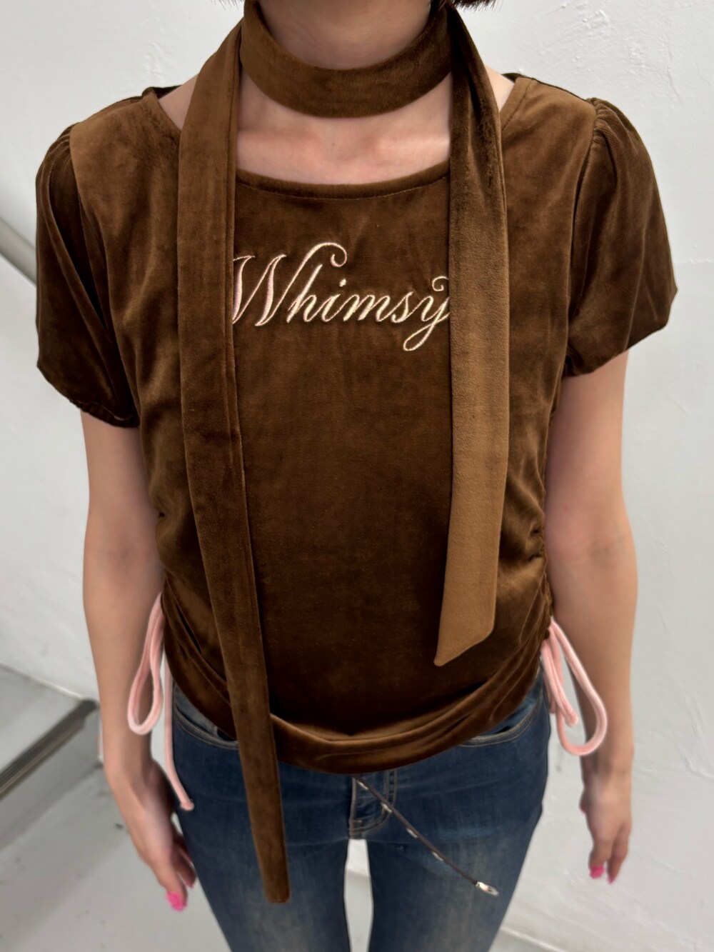 ブルー系のデニムパンツ、ブラウン系のTシャツ/カットソー、ピンク系のパンプスを着用したレディースの夏コーディネートの7枚目の写真