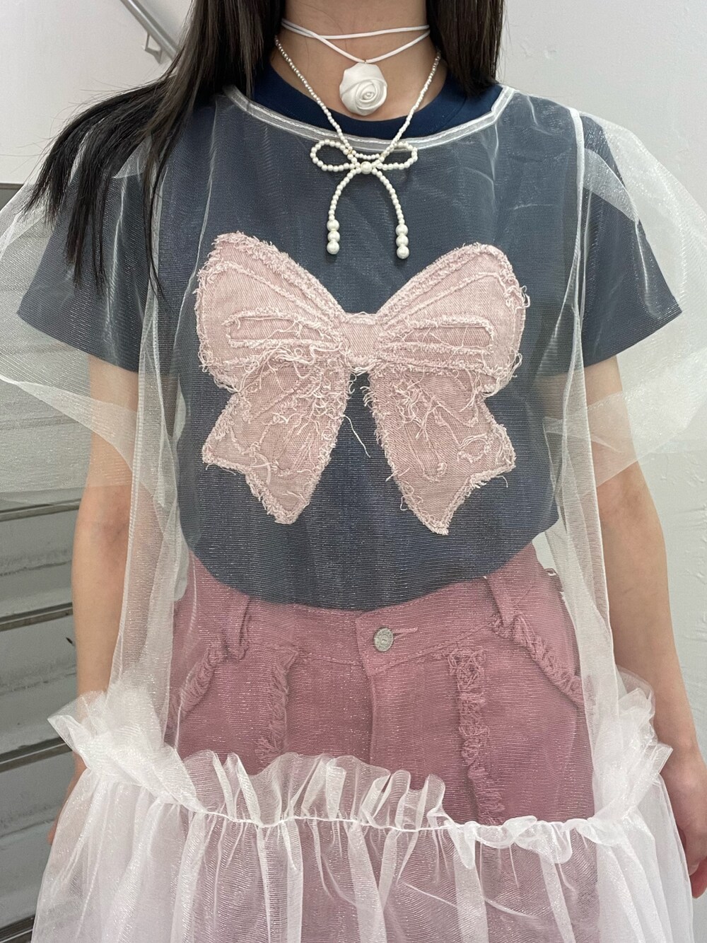ホワイト系のワンピース、ピンク系のスカート、ブルー系のTシャツ/カットソーを着用したレディースの夏コーディネートの7枚目の写真
