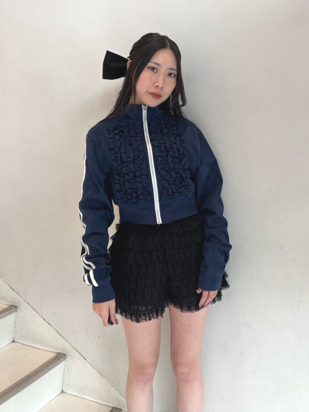 ブラック系のその他パンツ、ブルー系のジャージ、ブラック系のバレッタ/ヘアクリップを着用したレディースの冬コーディネートの6枚目の写真