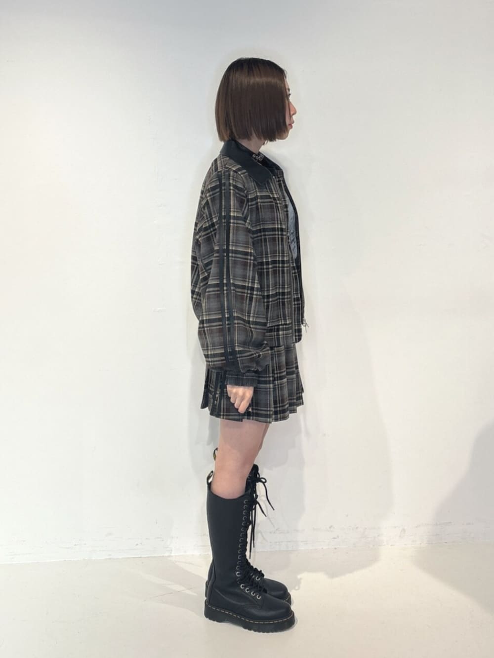 ブラック系のTシャツ/カットソー、レッド系のスカート、レッド系のブルゾンを着用したレディースの夏コーディネートの3枚目の写真
