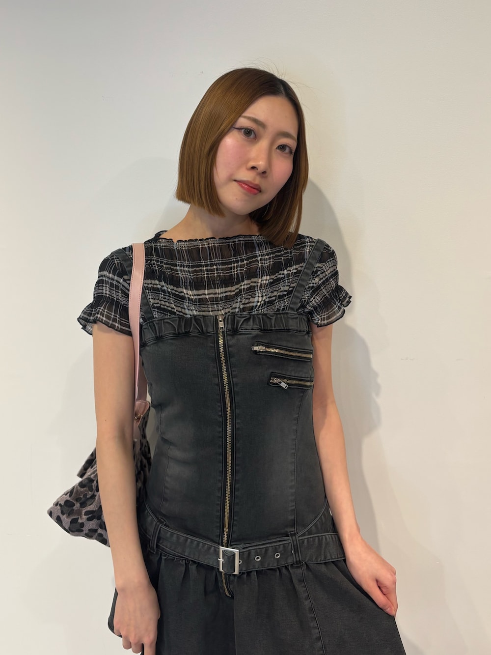 ブラック系のブーツ、ブラック系のワンピース、ブラック系のTシャツ/カットソーを着用したレディースの春コーディネートの5枚目の写真