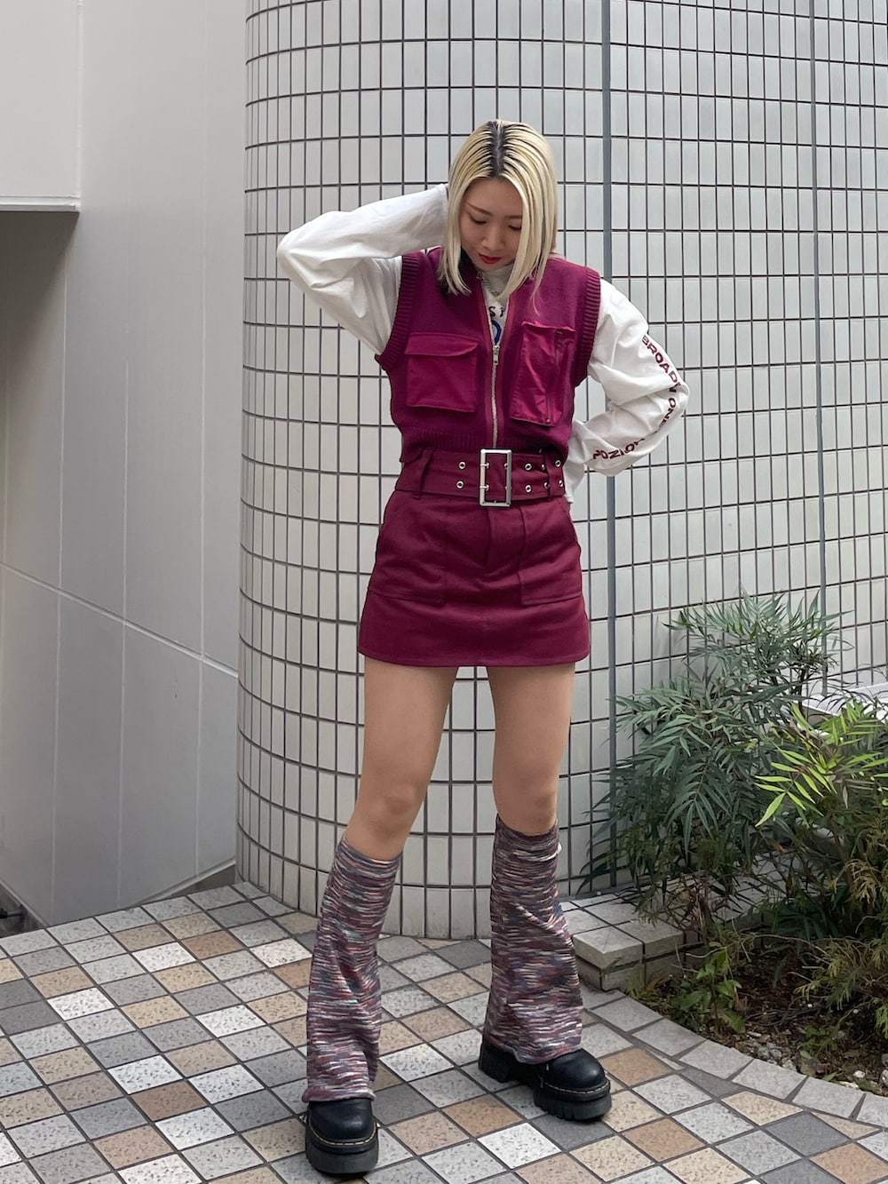 レッド系のその他パンツ、ピンク系のベスト、ホワイト系のTシャツ/カットソーを着用したレディースの春コーディネートの2枚目の写真