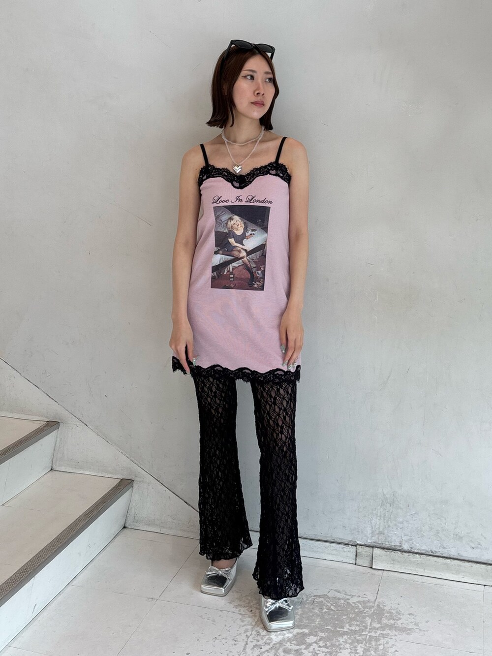 ピンク系のワンピース、ブラック系のその他パンツ、シルバー系のパンプスを着用したレディースの夏コーディネートの2枚目の写真