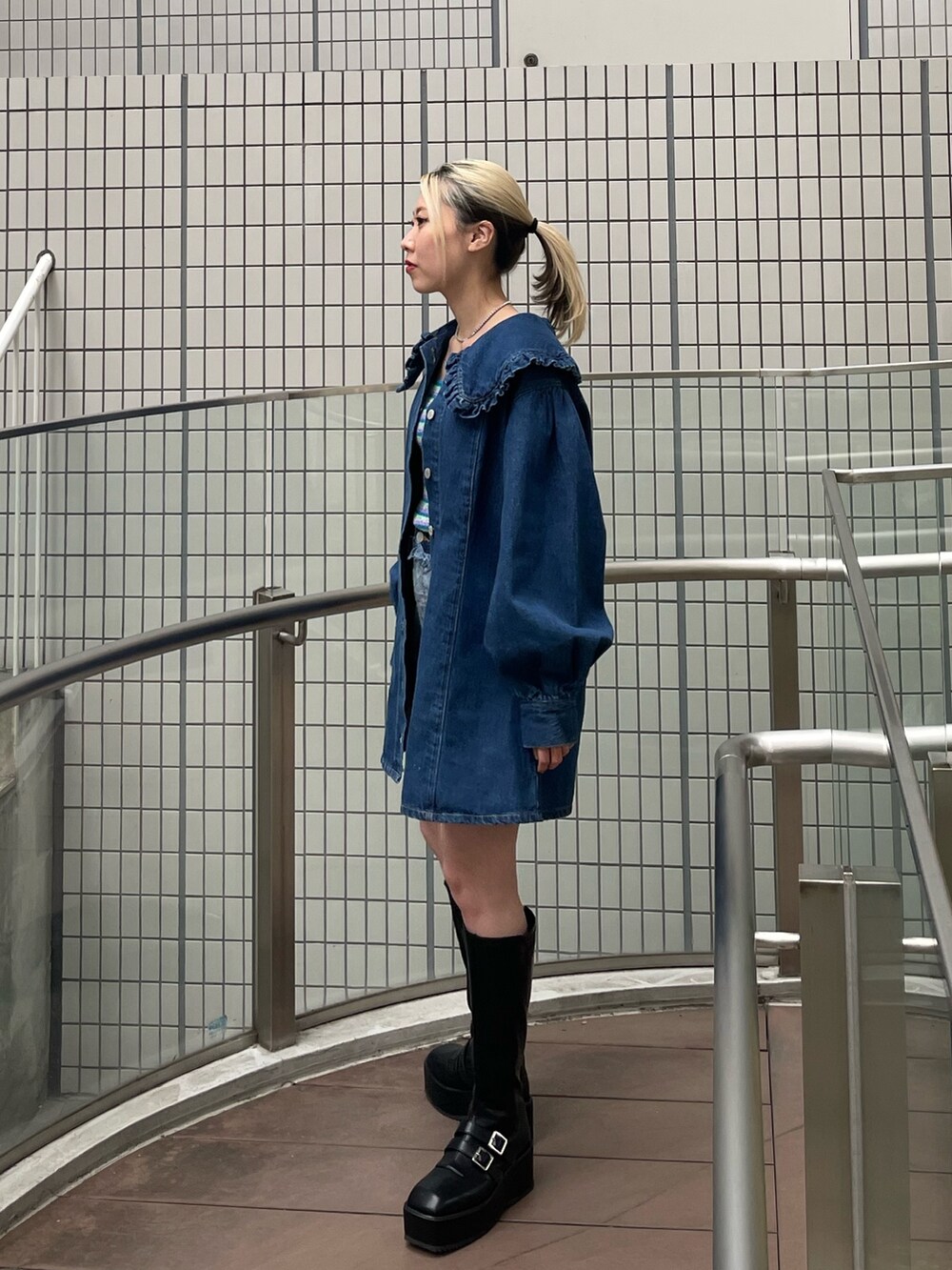 ブルー系のワンピース、ブルー系のキャミソール、ブルー系のデニムパンツを着用したレディースの春コーディネートの3枚目の写真