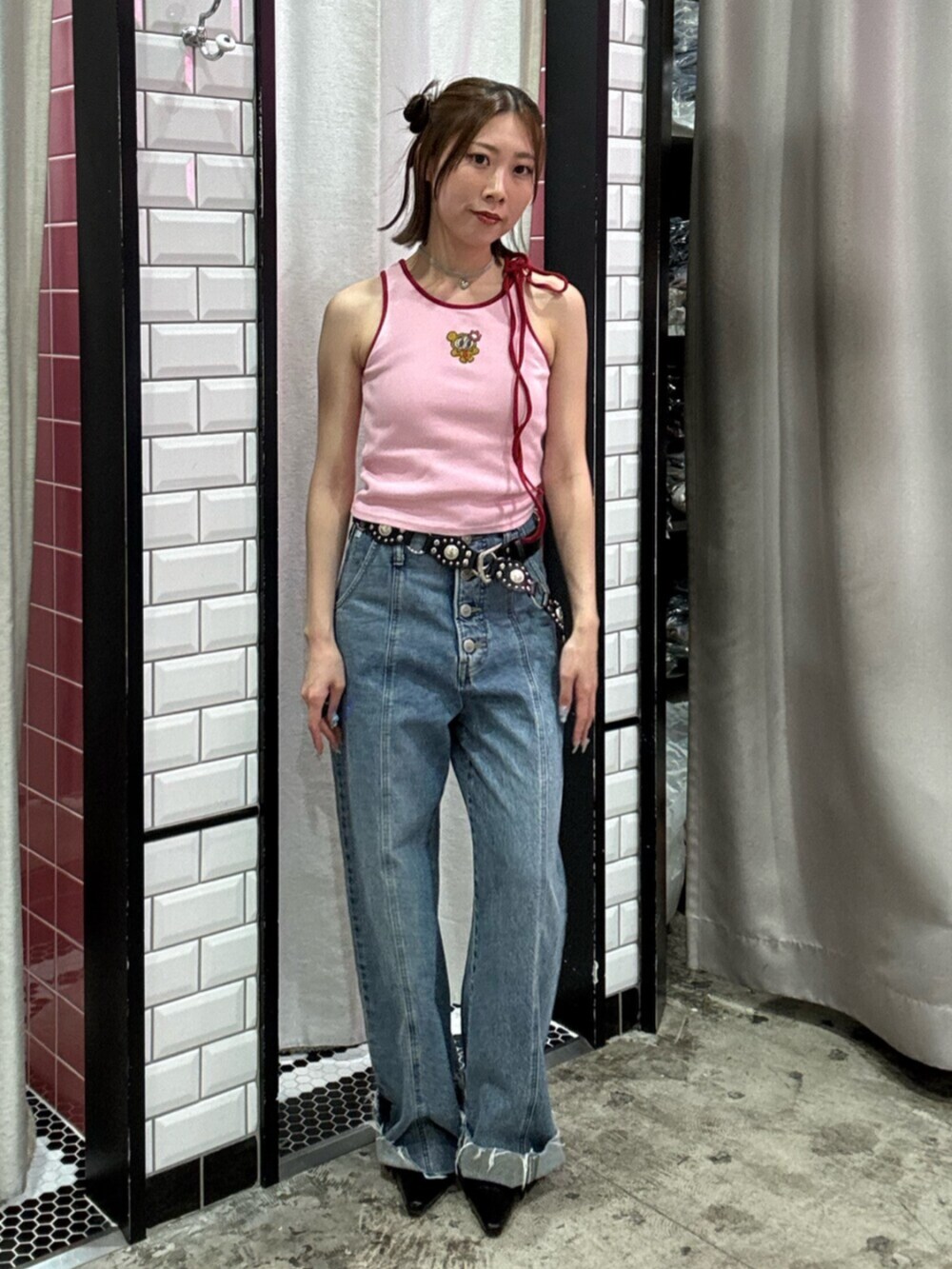 ブルー系のデニムパンツ、ピンク系のキャミソール、ブラック系のパンプスを着用したレディースの夏コーディネートの2枚目の写真