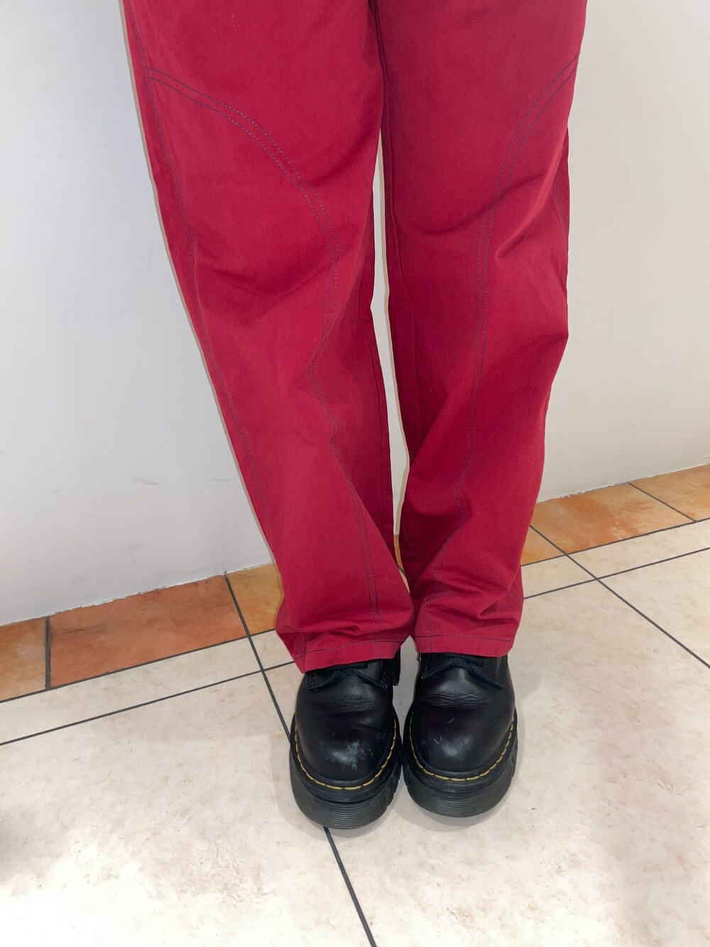 レッド系のその他パンツ、ブラック系のTシャツ/カットソー、ホワイト系のTシャツ/カットソーを着用したレディースの夏コーディネートの9枚目の写真