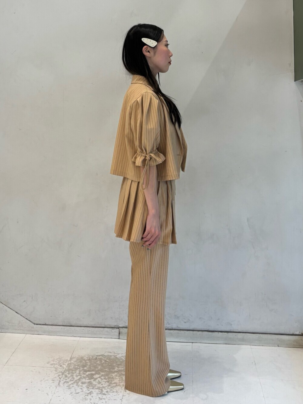 ベージュ系のテーラードジャケット、ベージュ系のその他パンツ、ベージュ系のスカートを着用したレディースの冬コーディネートの3枚目の写真