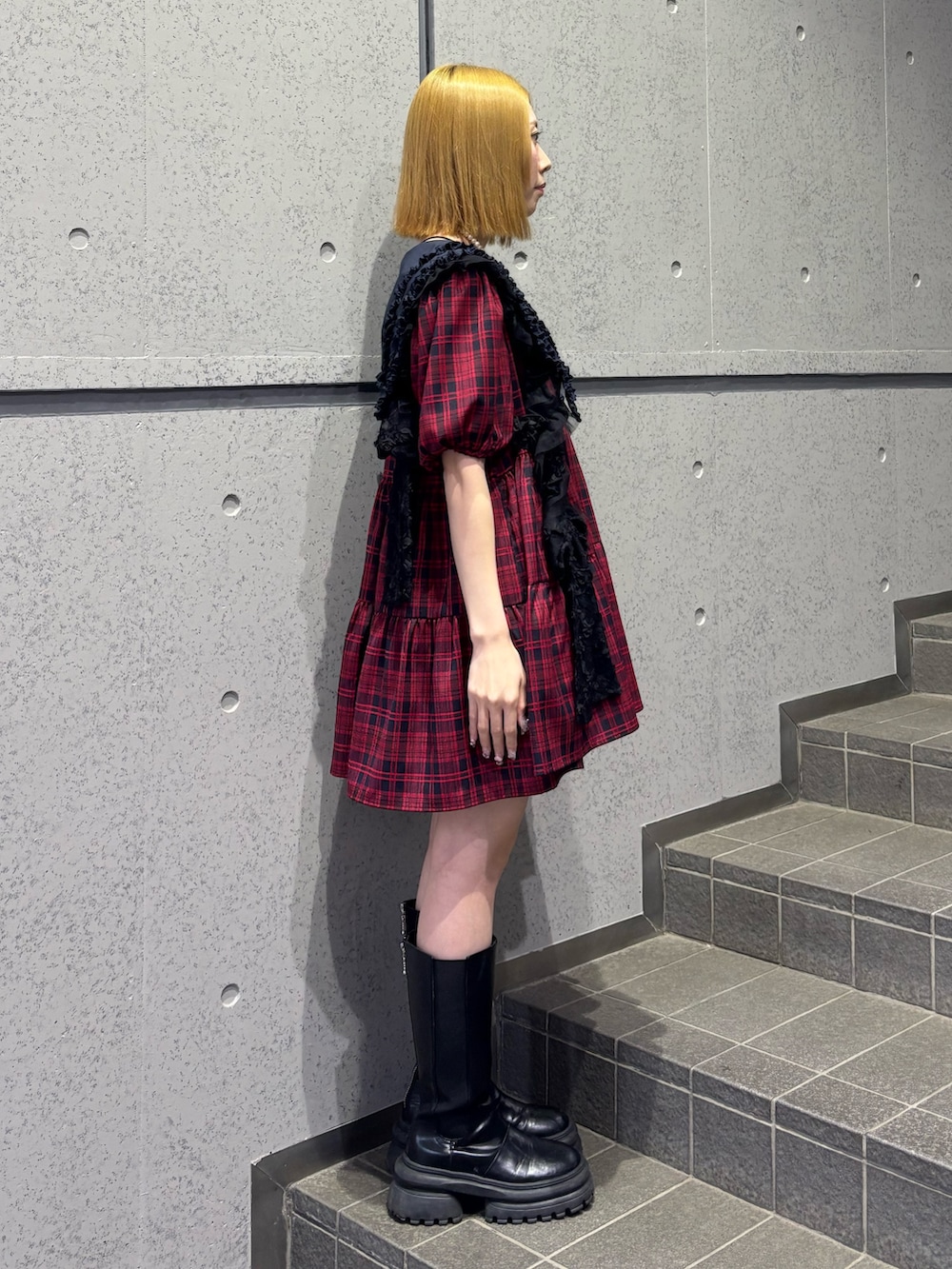 レッド系のワンピース、ブラック系のベルトを着用したレディースの春コーディネートの3枚目の写真