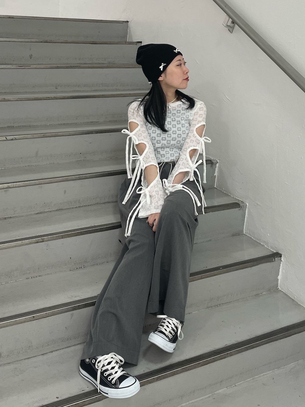 グレー系のその他パンツ、ホワイト系のTシャツ/カットソー、シルバー系のネックレスを着用したレディースの春コーディネートの2枚目の写真