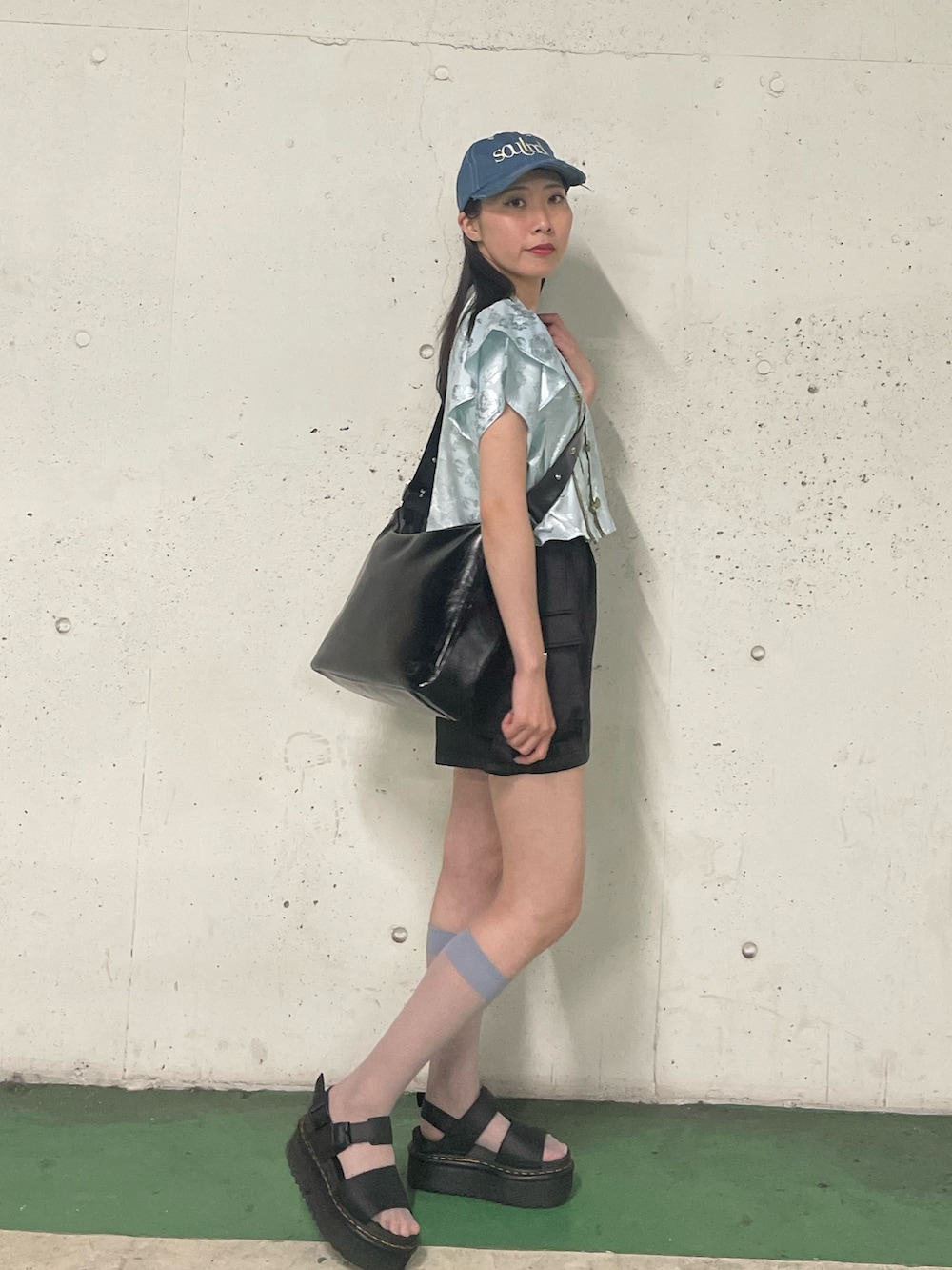 ブラック系のその他パンツ、ブラック系のショルダーバッグ、ブルー系のキャミソールを着用したレディースの春コーディネートの3枚目の写真