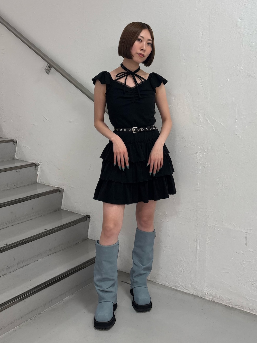 ブラック系のワンピース、ブルー系のブーツ、ブラック系のベルトを着用したレディースの夏コーディネートの2枚目の写真