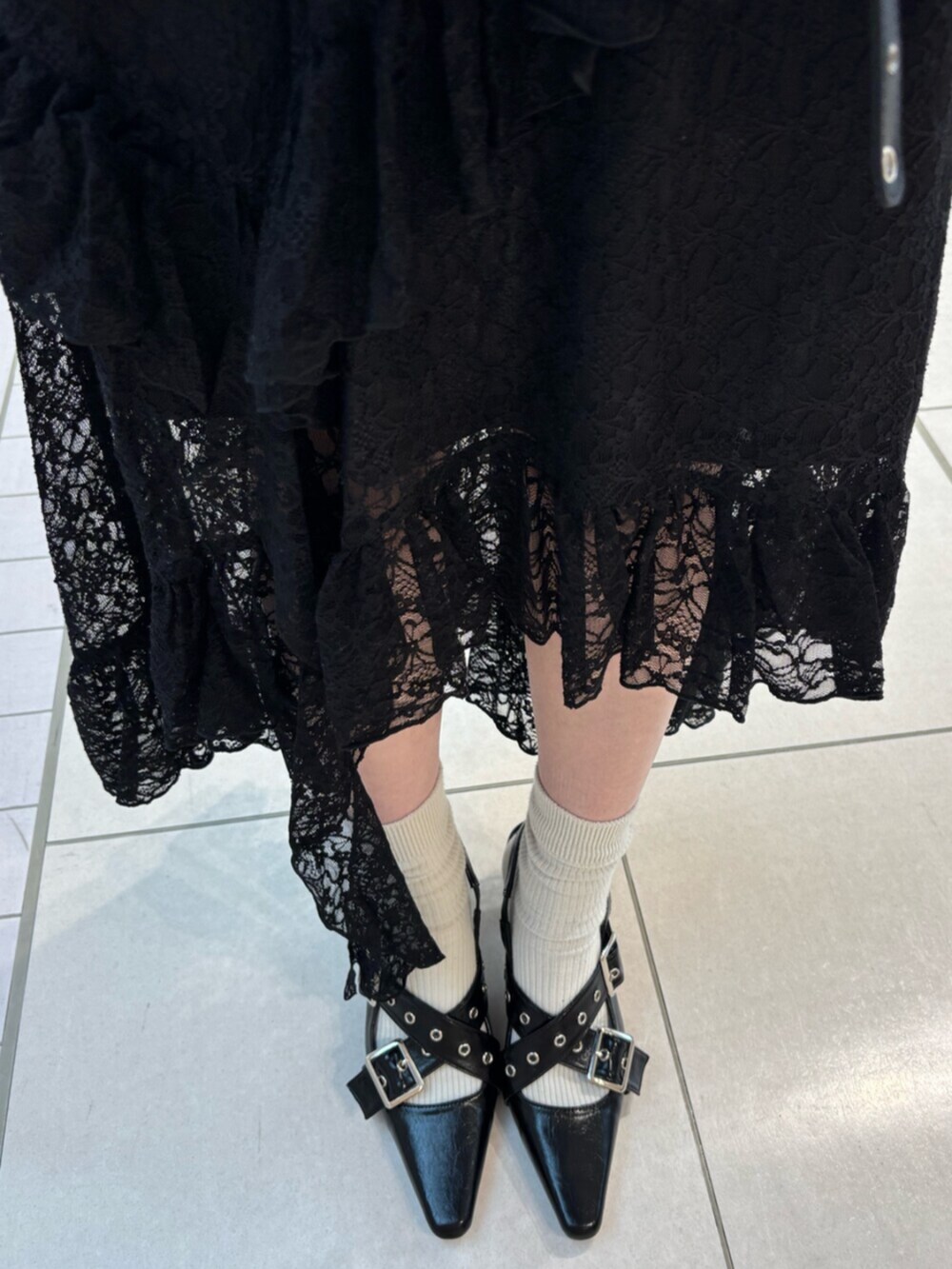 ブラック系のスカート、ブルー系のシャツ/ブラウス、ブラック系のパンプスを着用したレディースの冬コーディネートの10枚目の写真