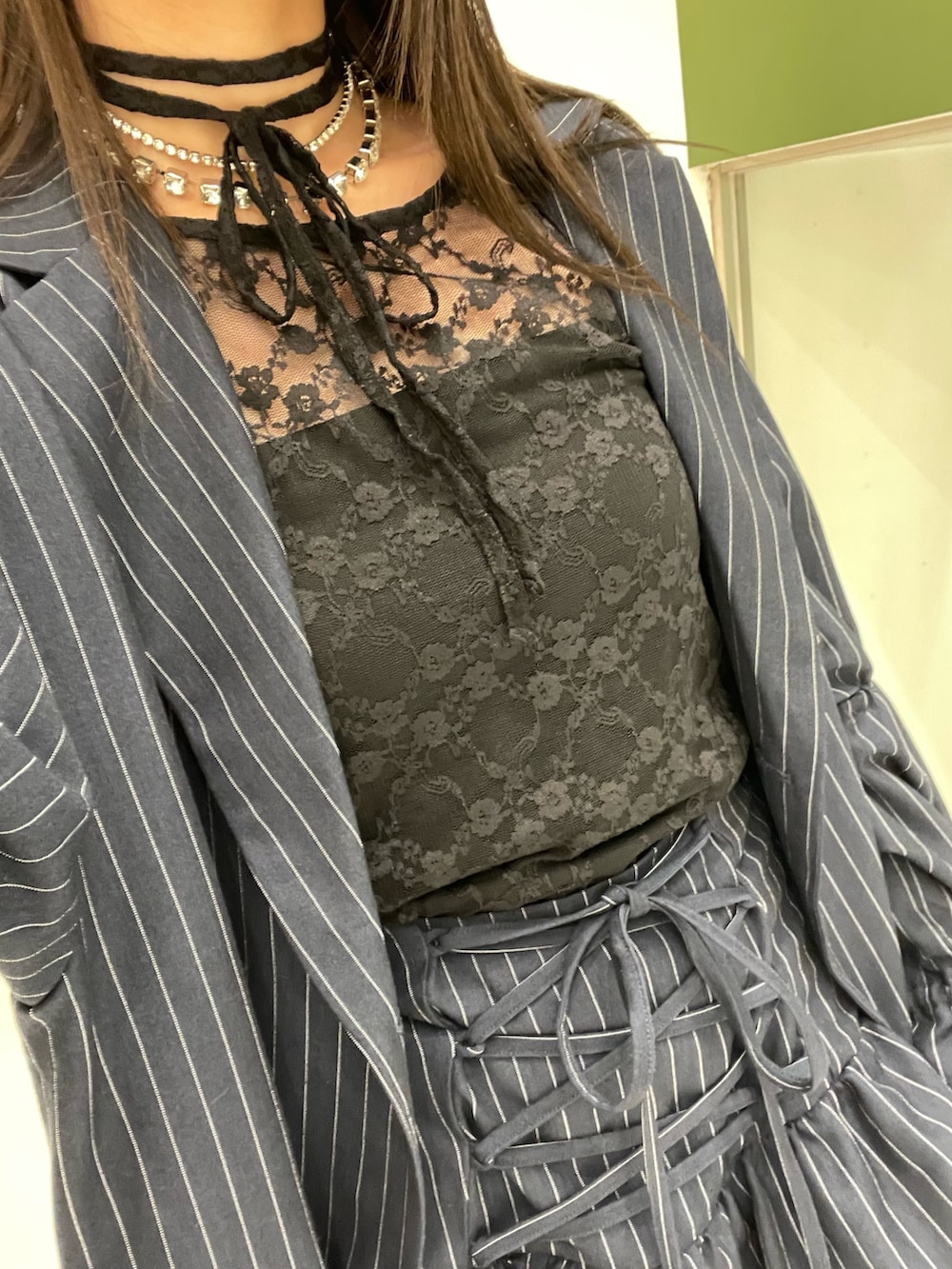 ブラック系のTシャツ/カットソー、ブルー系のテーラードジャケット、ブルー系のスカートを着用したレディースの秋コーディネートの9枚目の写真