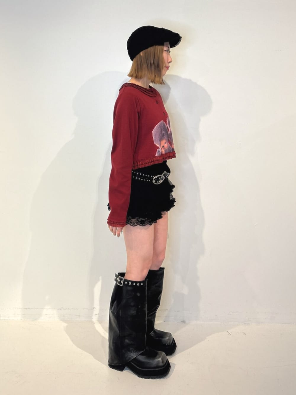 ブラック系のその他パンツ、ブラック系のブーツ、レッド系のカーディガン/ボレロを着用したレディースの夏コーディネートの3枚目の写真