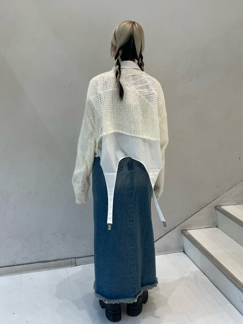 ホワイト系のニット/セーター、ホワイト系のシャツ/ブラウス、ブルー系のデニムパンツを着用したレディースの秋コーディネートの4枚目の写真