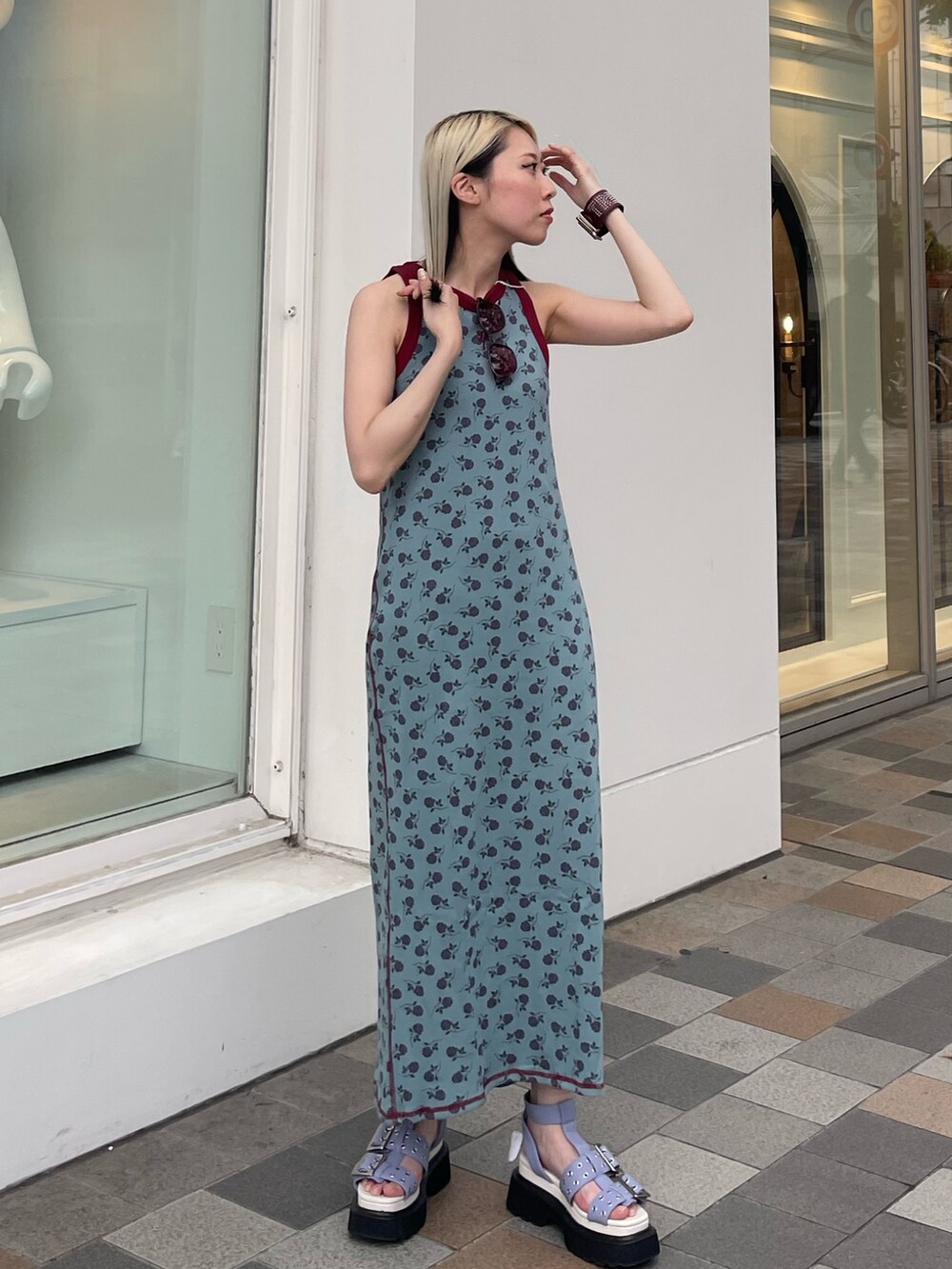 ブルー系のワンピース、パープル系のサンダル、レッド系のサングラスを着用したレディースの夏コーディネートの2枚目の写真