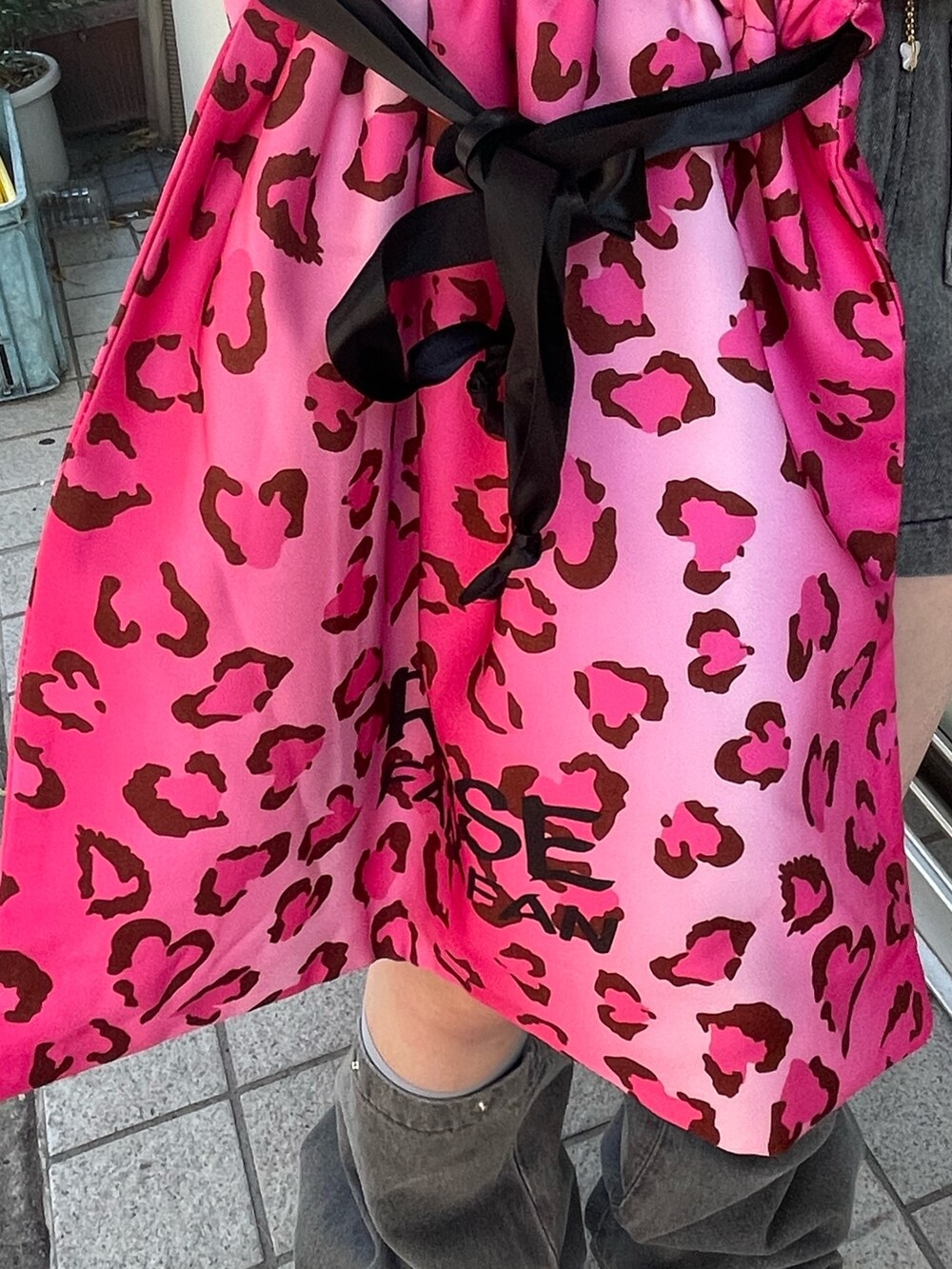 ホワイト系のタンクトップ、ブラック系のデニムパンツ、ピンク系のトートバッグを着用したレディースの春コーディネートの8枚目の写真