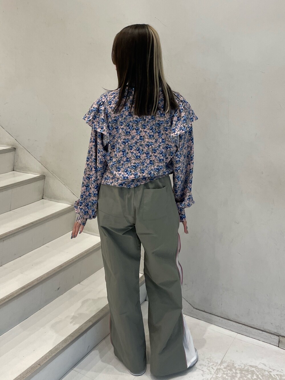 ピンク系のシャツ/ブラウス、ピンク系のアンサンブル、グレー系のその他パンツを着用したレディースの春コーディネートの2枚目の写真