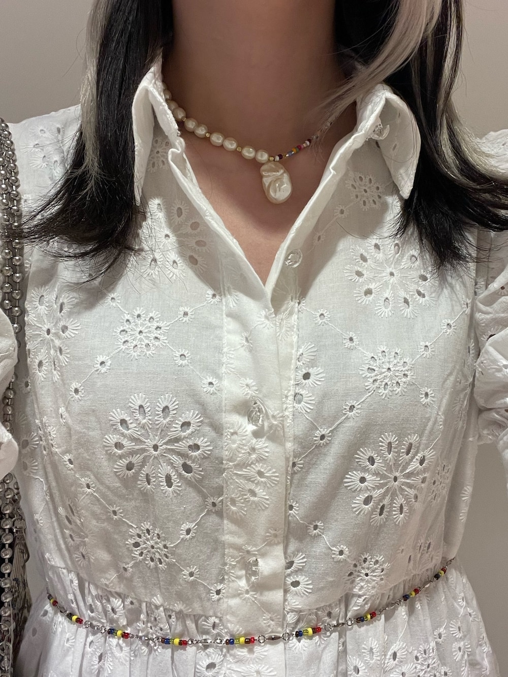 ホワイト系のワンピース、ブルー系のカーゴパンツ、その他のハンドバッグを着用したレディースの夏コーディネートの7枚目の写真