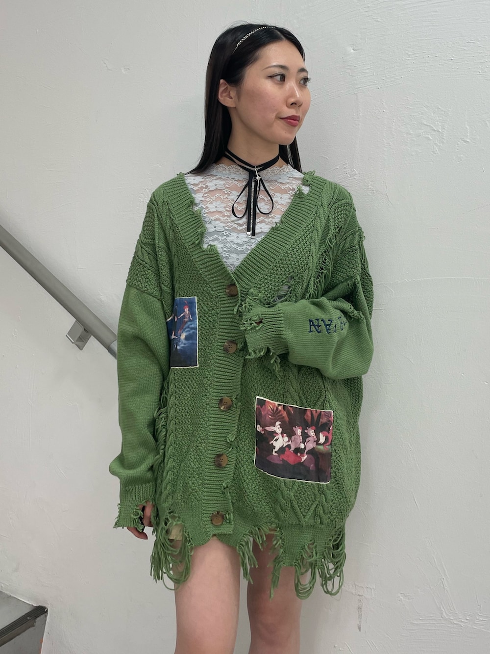 グリーン系のカーディガン/ボレロ、ベージュ系のスカート、ブルー系のTシャツ/カットソーを着用したレディースの夏コーディネートの5枚目の写真