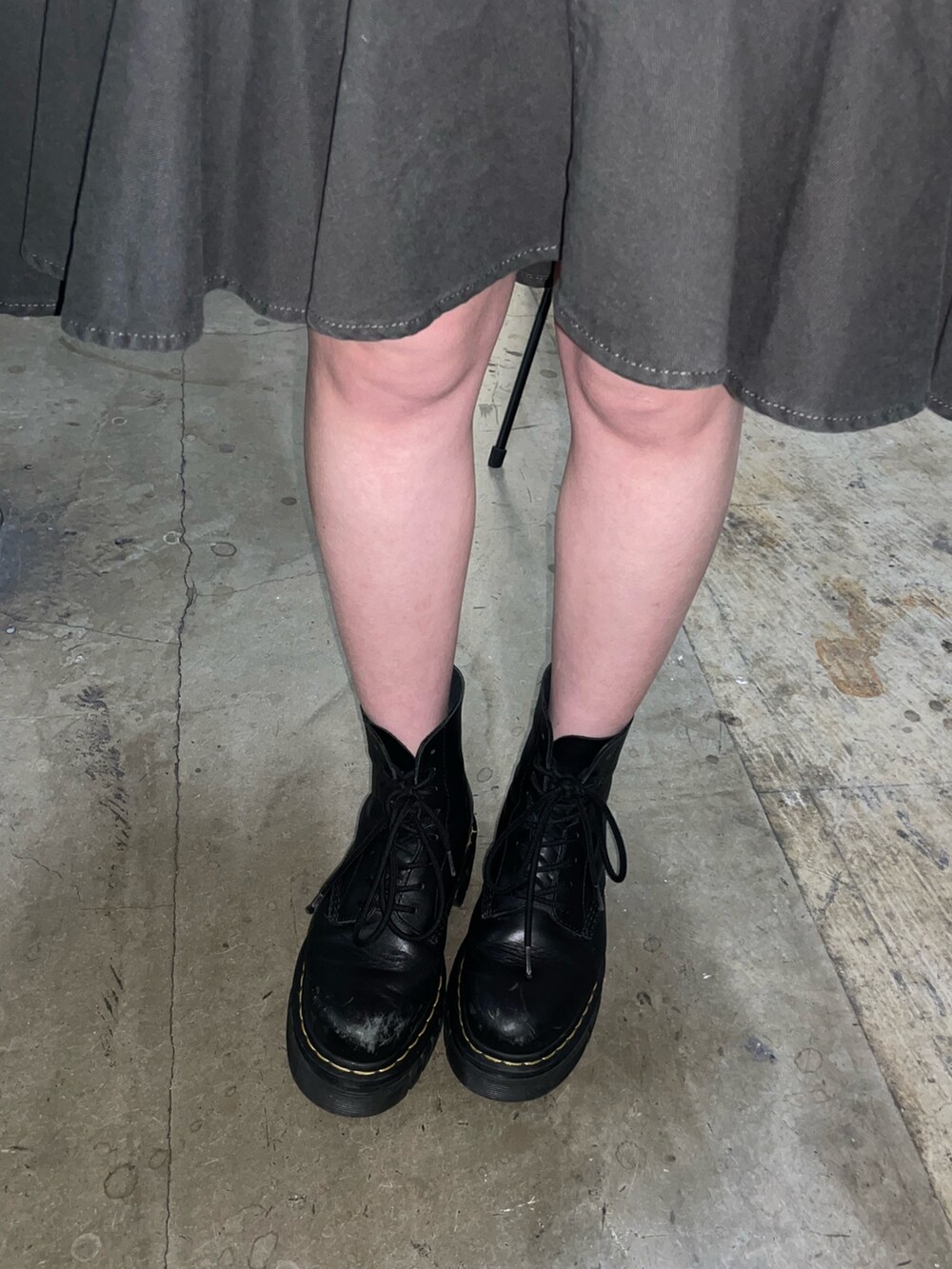 ブラック系のスカート、ブラック系のパーカー、ホワイト系のシャツ/ブラウスを着用したレディースの冬コーディネートの8枚目の写真