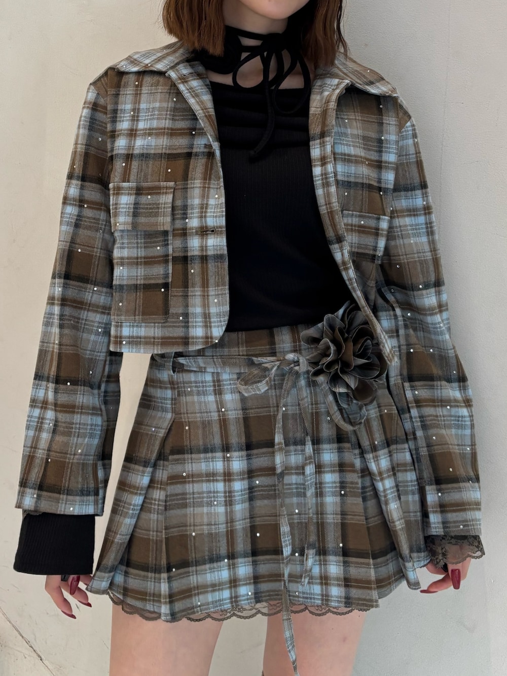 ブラウン系のスカート、ブラウン系のテーラードジャケット、ブラック系のTシャツ/カットソーを着用したレディースの冬コーディネートの6枚目の写真