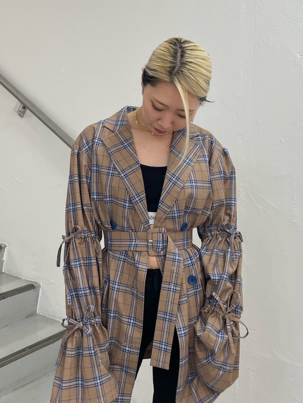 ベージュ系のワンピース、ブラック系のその他パンツ、ブラック系のサンダルを着用したレディースの夏コーディネートの6枚目の写真