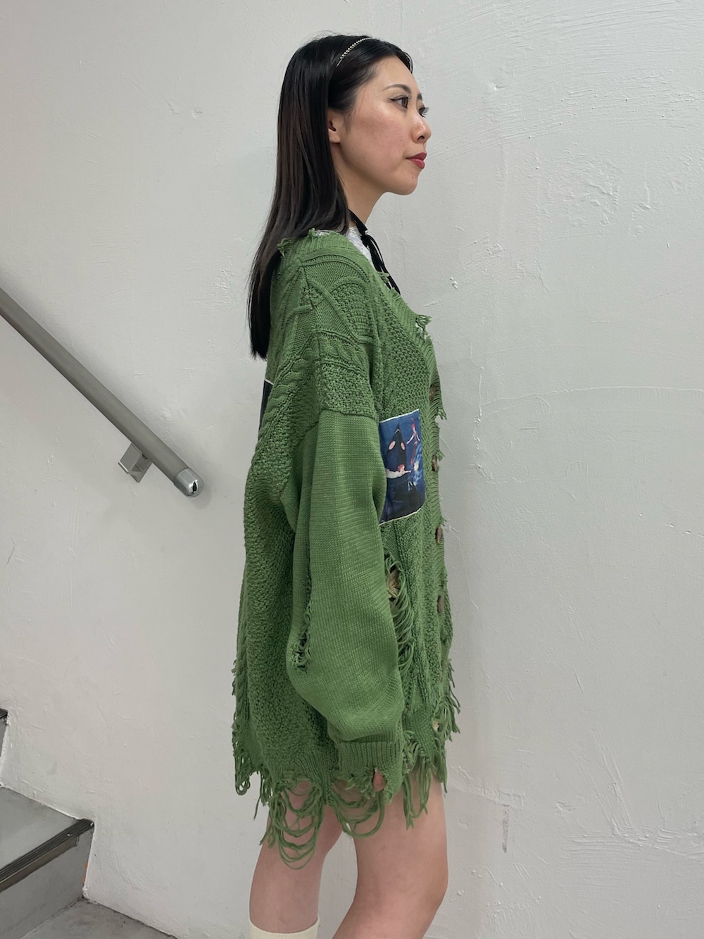 グリーン系のカーディガン/ボレロ、ベージュ系のスカート、ブルー系のTシャツ/カットソーを着用したレディースの夏コーディネートの7枚目の写真