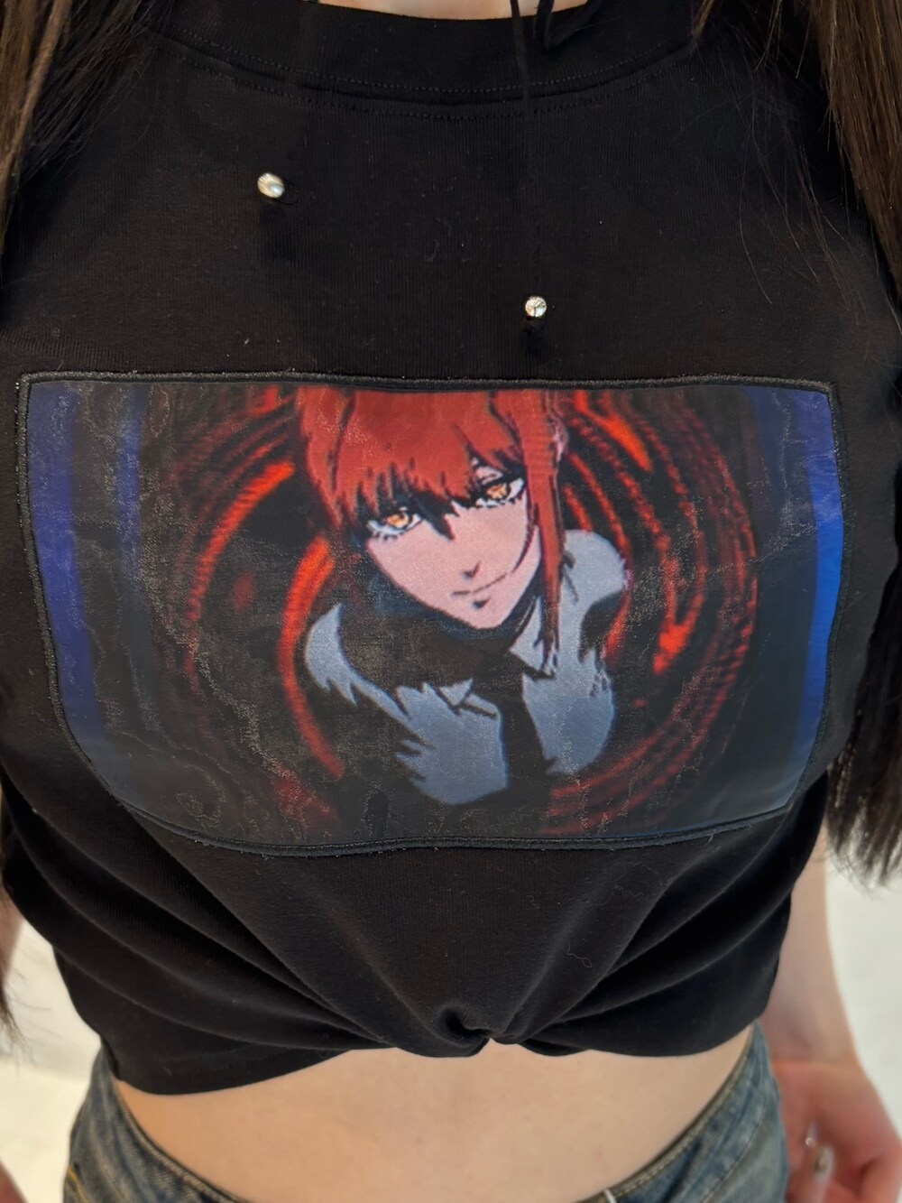 ブルー系のデニムパンツ、ブラック系のTシャツ/カットソー、ブラック系のチョーカーを着用したレディースの春コーディネートの8枚目の写真