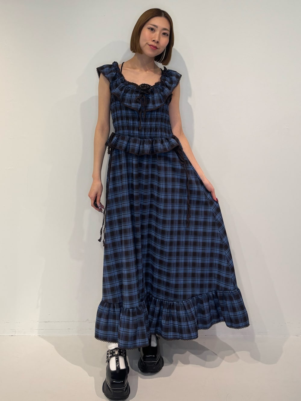 ブラウン系のワンピース、ブラック系のローファーを着用したレディースの冬コーディネートの2枚目の写真