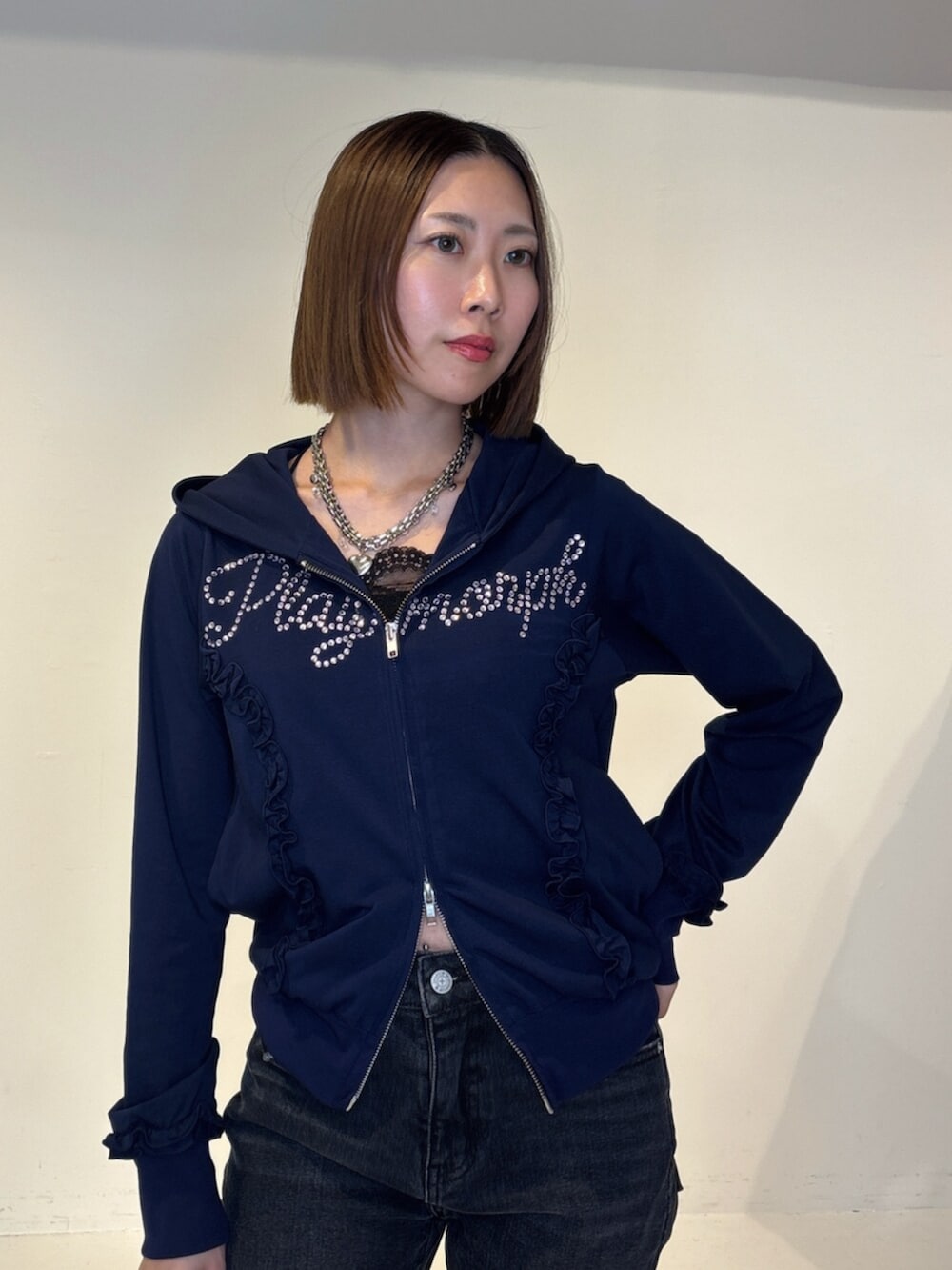 ブルー系のパーカー、ブラック系のローファー、ブラック系のその他パンツを着用したレディースの夏コーディネートの6枚目の写真