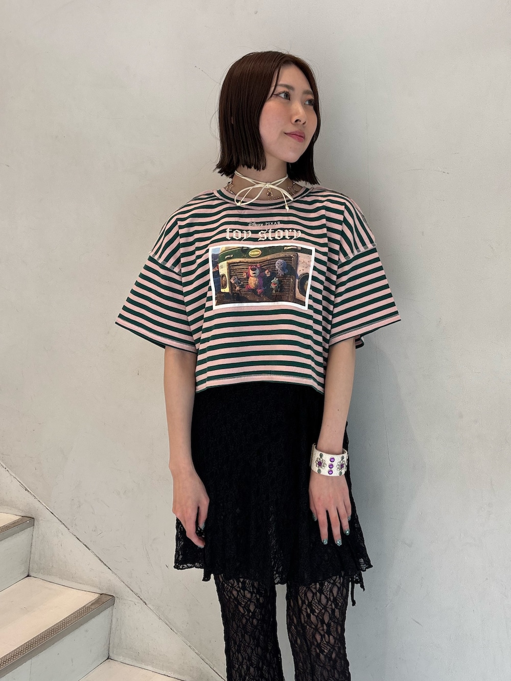 「jouetie、jouetiefashionista、jouetie_ootd、jouetieコーデ、ジュエティ、ジュエティ(jouetie)、ジュエティコーデ、ディズニーシー、ディズニーシーコーデ、ディズニー、ディズニーコーデ、ディズニーランド、トイストーリー、トイストーリーコーデ」｜「jouetieのラップレイヤードレースパンツ（その他パンツ、ブラック系）」を使った、RINOさん（骨格ウェーブ・レディース・156cm）の春コーディネートの5枚目の写真
