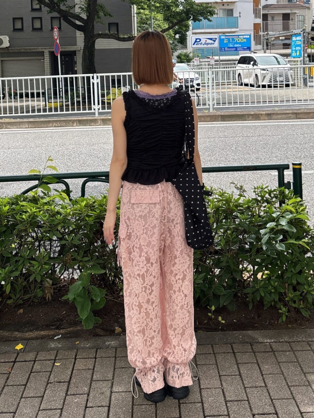 ブラック系のサンダル、ブラック系のTシャツ/カットソー、ピンク系のその他パンツを着用したレディースの夏コーディネートの4枚目の写真