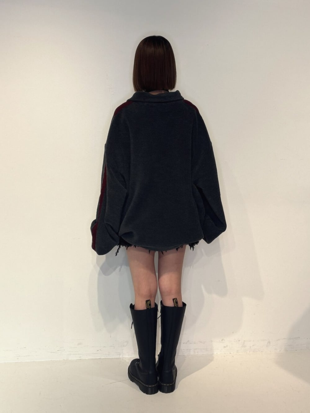 ブラック系のスカート、グレー系のTシャツ/カットソーを着用したレディースの夏コーディネートの4枚目の写真