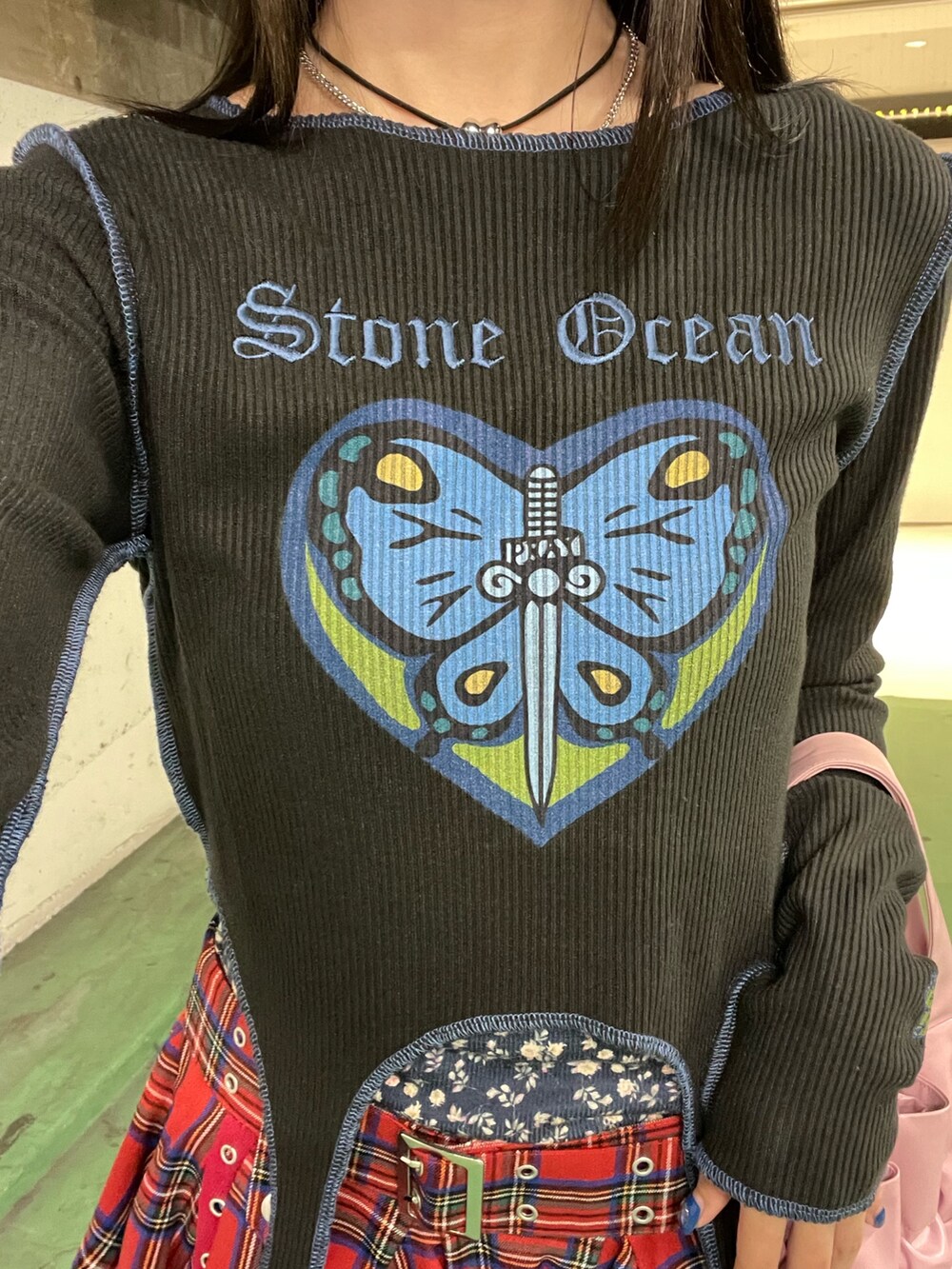 レッド系のスカート、ブラック系のブーツ、ブラック系のTシャツ/カットソーを着用したレディースの秋コーディネートの9枚目の写真