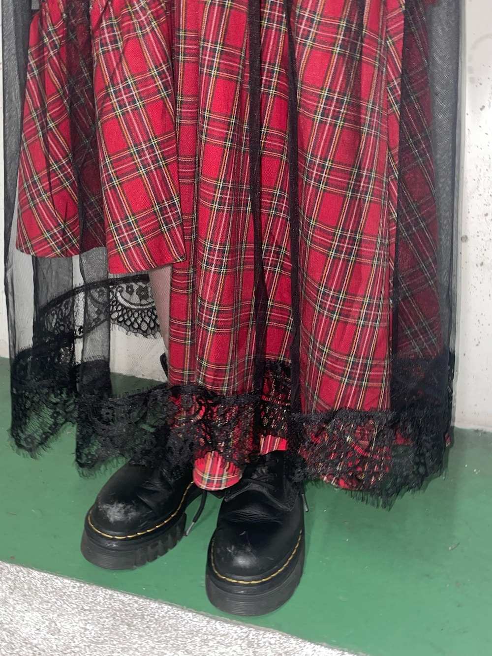 レッド系のスカート、ブラック系のワンピース、レッド系のネックレスを着用したレディースの冬コーディネートの8枚目の写真