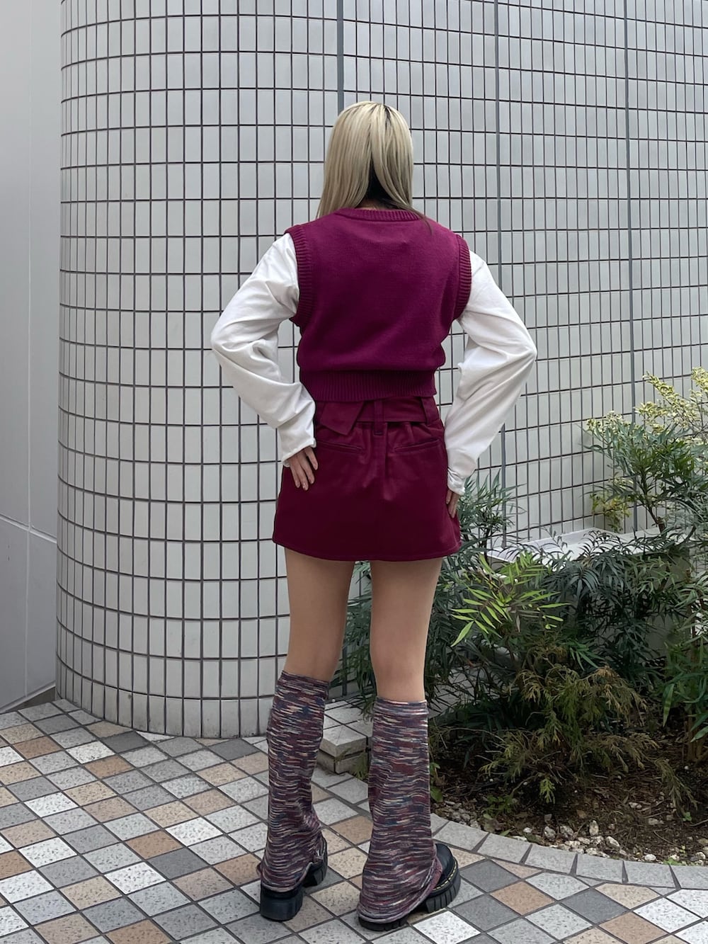 レッド系のその他パンツ、ピンク系のベスト、ホワイト系のTシャツ/カットソーを着用したレディースの春コーディネートの4枚目の写真