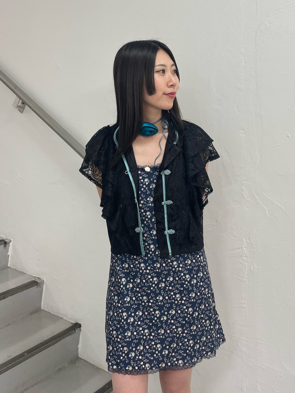 「jouetie、jouetiefashionista、jouetie_ootd、jouetieコーデ、jouetie ワンピース、キャミワンピ、花柄ワンピース、チャイナシャツ、チャイナブラウス、おでかけコーデ、夏服、お洒落さんとつながりたい、フリルトップス、チャイナ」｜「jouetieのフラワーカットキャミワンピース（ワンピース、ブルー系）」を使った、RINOさん（レディース・156cm）の春コーディネートの5枚目の写真